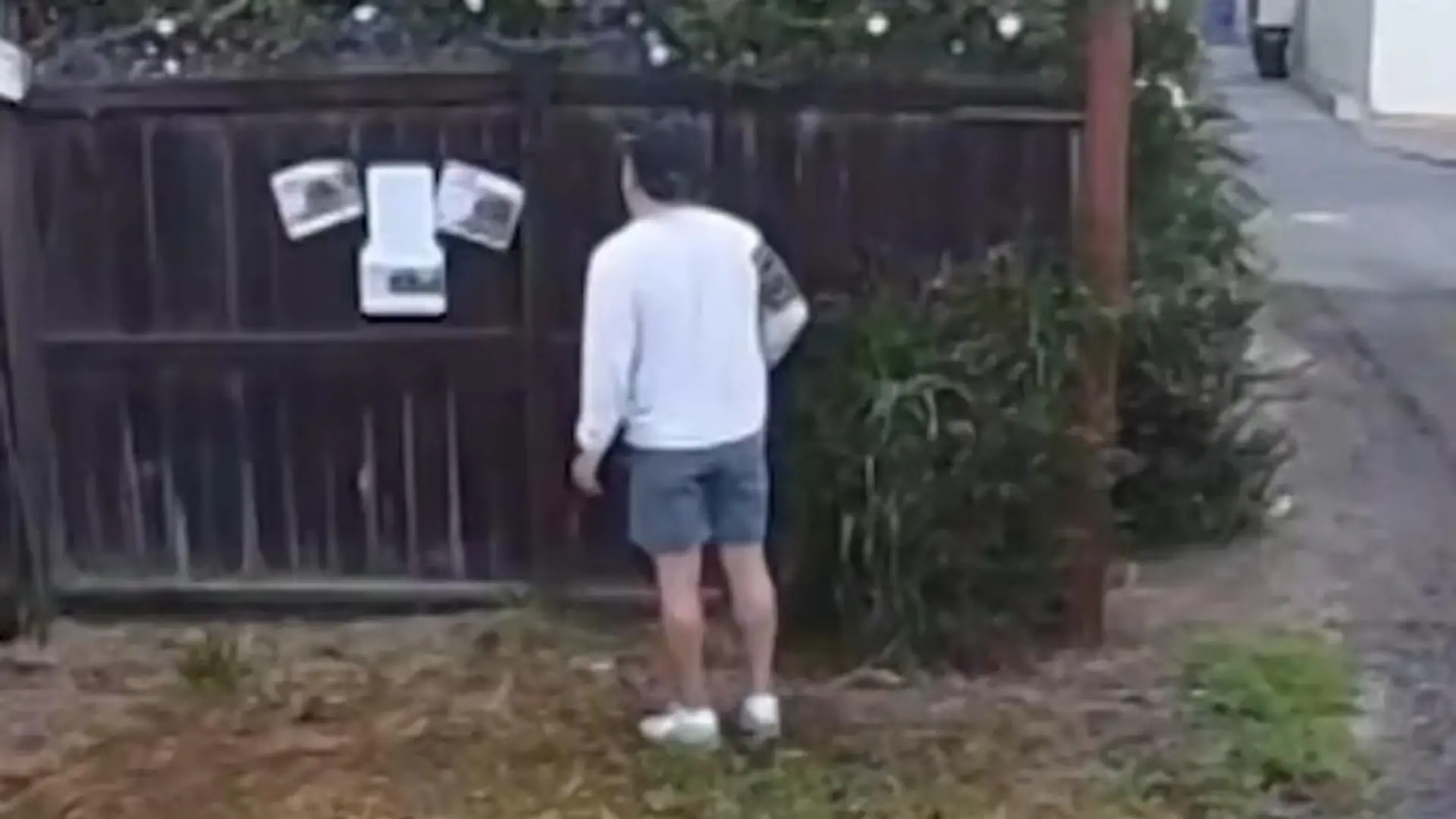Nachbarin entlarvt Pinkel-Proll mit Peinlich-Fotos – SO rächt sich sein Vater! Stress am Gartenzaun