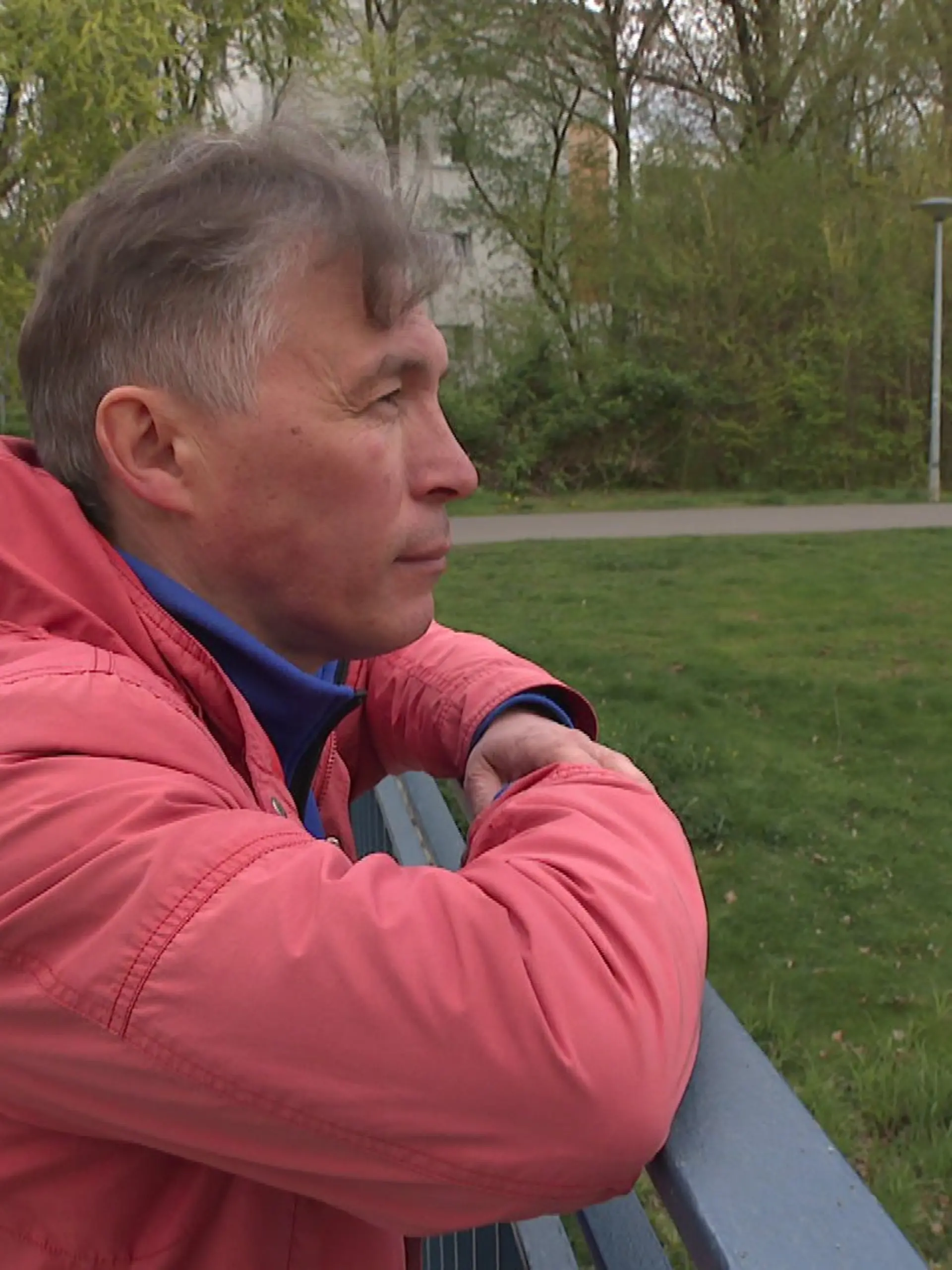 Robert Latypov blickt in die Ferne. 