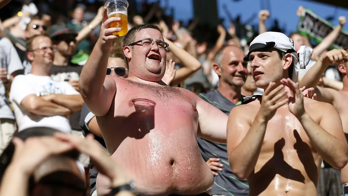 Bei tropischen Temperaturen vergass dieser Gladbach-Fan Sonnencreme auf seinen Bierbauch aufzutragen. Aachen; Sport Sports; SP; SPO; Fussball Football Soccer; Fussball ; Herren; Männer; DFB-Pokal; Aktion; Porträt, Fan, Bier, Becher, Sonnenbrand, Übergewicht, quer; Fussball DFB-Pokal 2012/2013, 1.Runde, Borussia Mönchengladbach, am 18.08.2012 in Aachen / Deutschland.