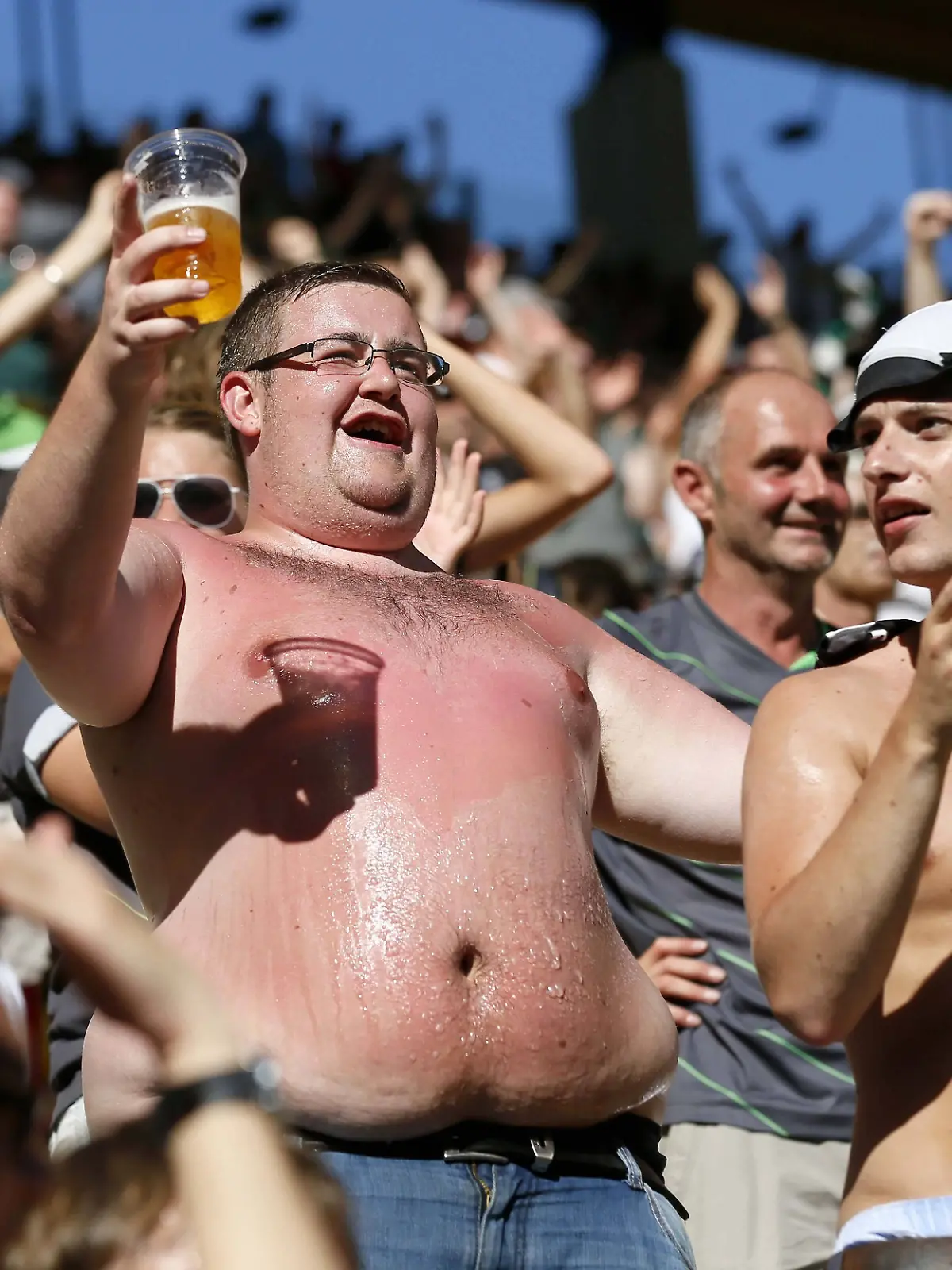 Bei tropischen Temperaturen vergass dieser Gladbach-Fan Sonnencreme auf seinen Bierbauch aufzutragen. Aachen; Sport Sports; SP; SPO; Fussball Football Soccer; Fussball ; Herren; Männer; DFB-Pokal; Aktion; Porträt, Fan, Bier, Becher, Sonnenbrand, Übergewicht, quer; Fussball DFB-Pokal 2012/2013, 1.Runde, Borussia Mönchengladbach, am 18.08.2012 in Aachen / Deutschland.  