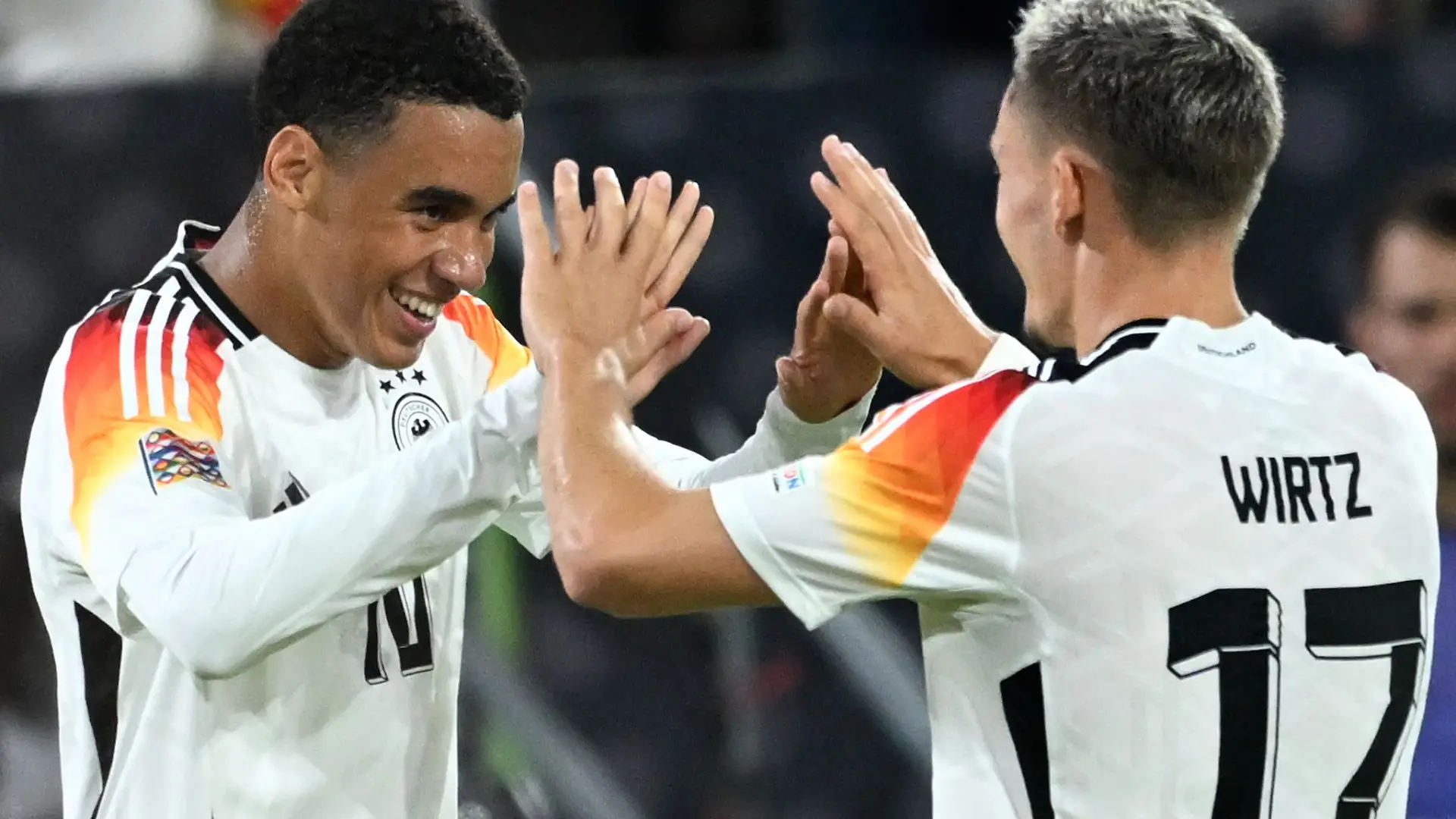 Die Spiele der Fußball-WM 2026, für die sich die DFB-Stars Jamal Musiala und Florian Wirtz qualifizieren wollen, werden bei der Telekom zu sehen sein.