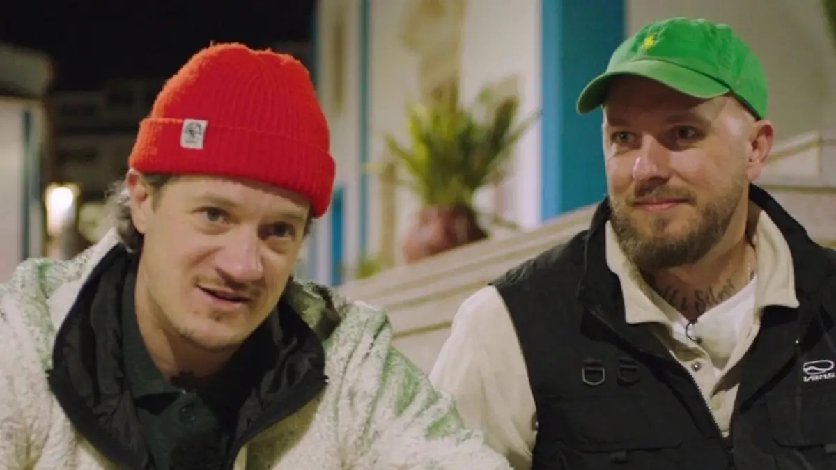 Die beiden Köche sitzen im Outdoor-Interview