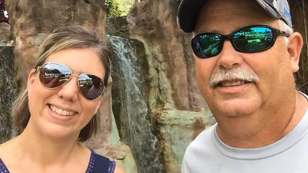 Ellis und seine entfremdete Frau Stacie E. Mason (49) waren seit 13 Jahren verheiratet, standen aber zum Tatzeitpunkt kurz vor einer Scheidung.