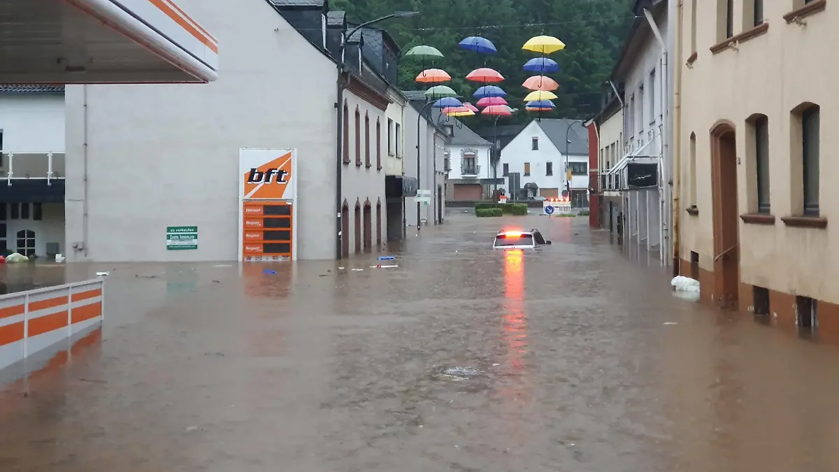 Prüm/Eifel Themenfoto: Naturkatastrophe, Hochwasser, Rheinland-Pfalz, Prüm, 15.07.2021 Das Eifelstädtchen Prüm ist von der Hochwasserkatastrophe hart getroffen worden und überflutet. Überall schwerste Spuren der Verwüstung, Themenfoto: Naturkatastrophe, Hochwasser, Rheinland-Pfalz, Eifel, Prüm - *** Prüm Eifel theme photo natural disaster, flood, Rhineland-Palatinate, Prüm, 15 07 2021 The Eifel town of Prüm has been hit hard by the flood disaster and flooded Everywhere heavy traces of devastation, theme photo natural disaster, flood, Rhineland-Palatinate, Eifel, Prüm Copyright: xAugstx/xEibner-Pressefotox EP_jat 