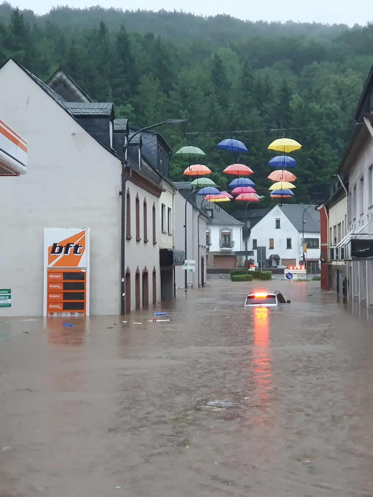 Prüm/Eifel Themenfoto: Naturkatastrophe, Hochwasser, Rheinland-Pfalz, Prüm, 15.07.2021 Das Eifelstädtchen Prüm ist von der Hochwasserkatastrophe hart getroffen worden und überflutet. Überall schwerste Spuren der Verwüstung, Themenfoto: Naturkatastrophe, Hochwasser, Rheinland-Pfalz, Eifel, Prüm - *** Prüm Eifel theme photo natural disaster, flood, Rhineland-Palatinate, Prüm, 15 07 2021 The Eifel town of Prüm has been hit hard by the flood disaster and flooded Everywhere heavy traces of devastation, theme photo natural disaster, flood, Rhineland-Palatinate, Eifel, Prüm Copyright: xAugstx/xEibner-Pressefotox EP_jat 