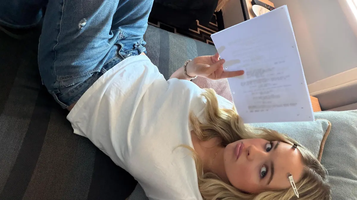 Nele Ludowig übt den Text für ihre Rolle auf dem ZDF-„Traumschiff”