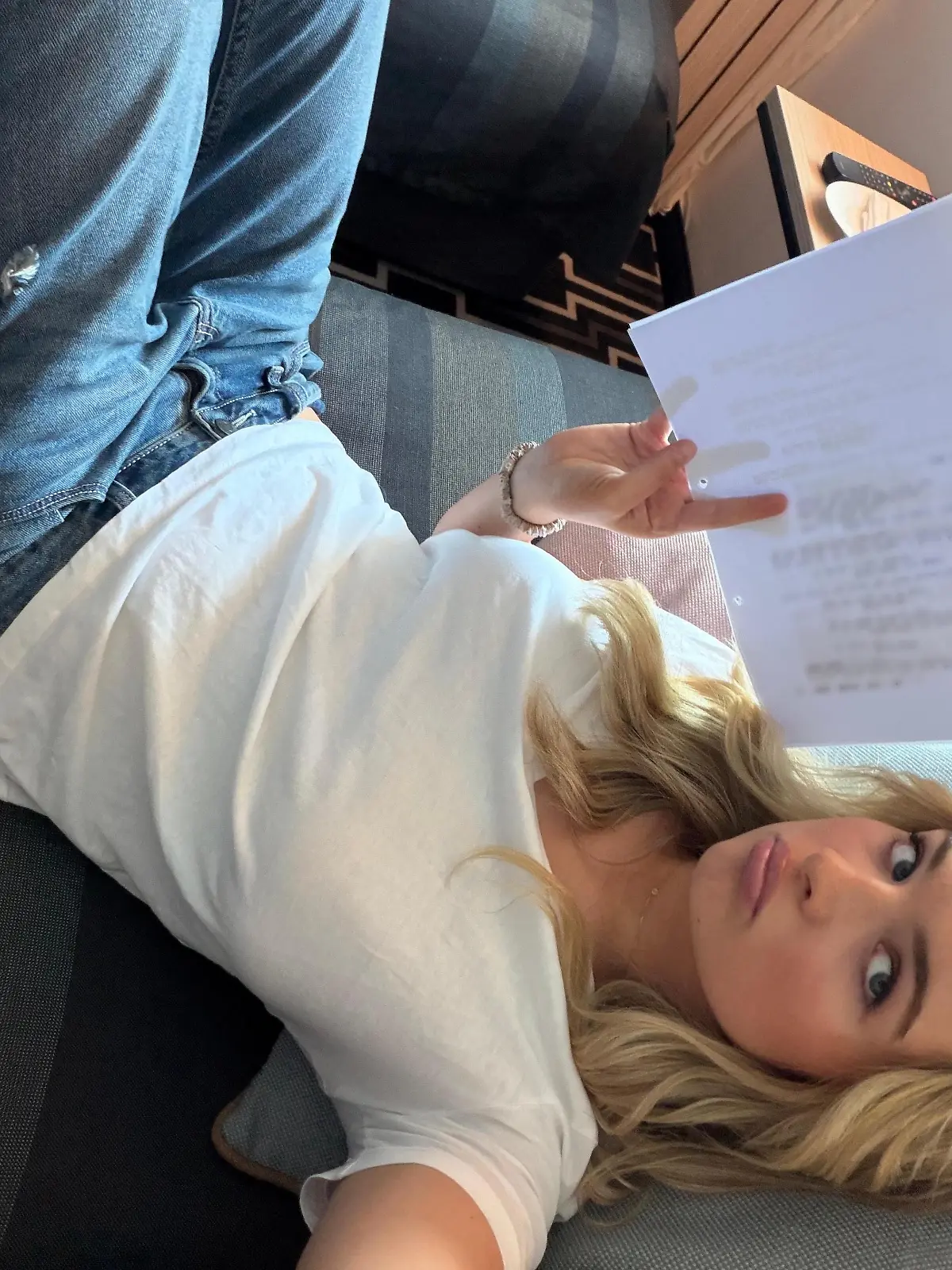 Nele Ludowig übt den Text für ihre Rolle auf dem ZDF-„Traumschiff”