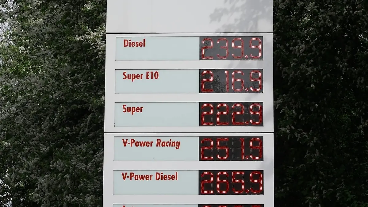 Spritpreis bald bei drei Euro? Debatte ums Tanken