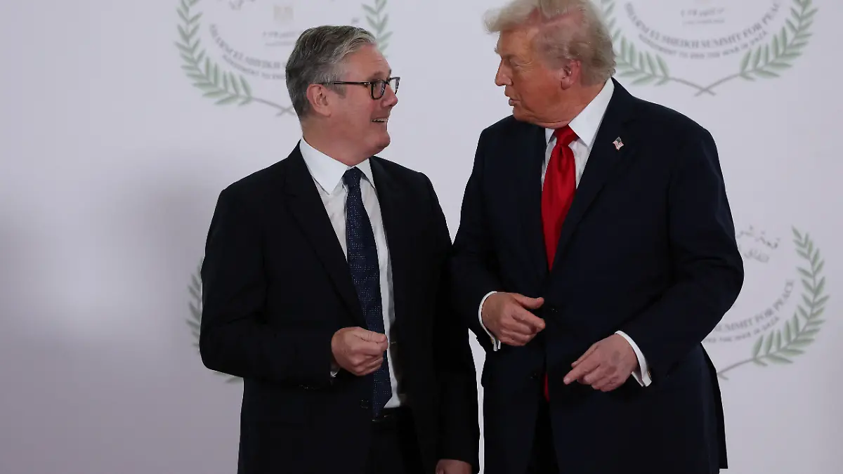 President Donald Trump and British Prime Minister Keir Starmer speak as they pose for a photo in Sharm el-Sheikh, Egypt, Monday, Oct. 13, 2025. (Suzanne Plunkett, Pool Photo via AP)