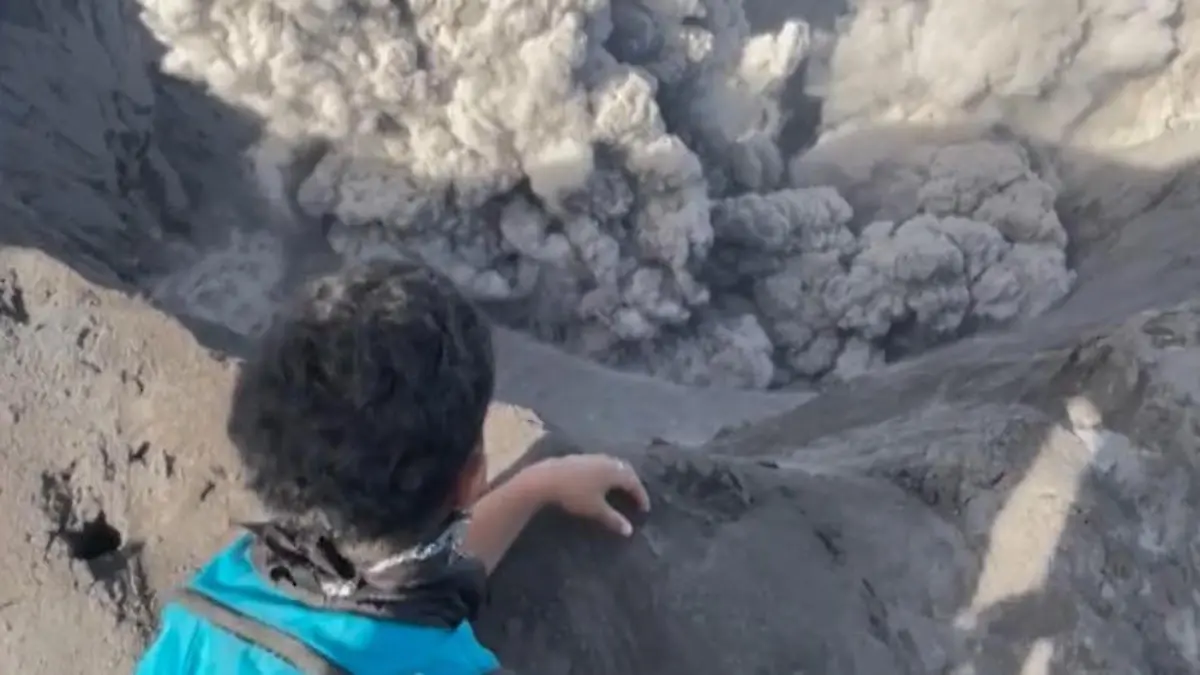 Panik bei Vulkanausbruch! Touristen fliehen vor Aschewolke Drama am Mount Dukono