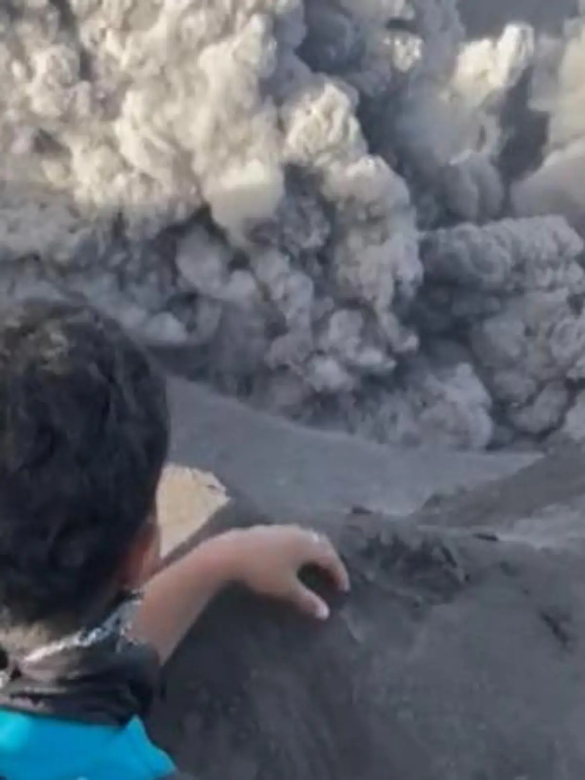 Bild zu: "Panik bei Vulkanausbruch! Touristen fliehen vor Aschewolke"