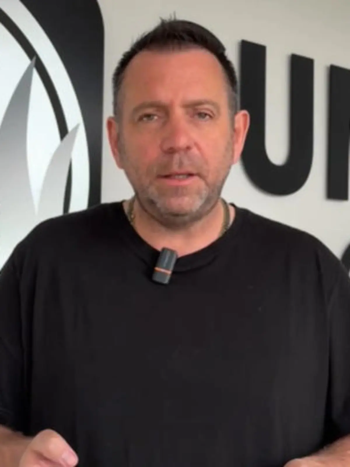 Bild zu: "Ikke Hüftgold kritisiert Influencer, Realitystars und Musik-Qualität auf Mallorca"