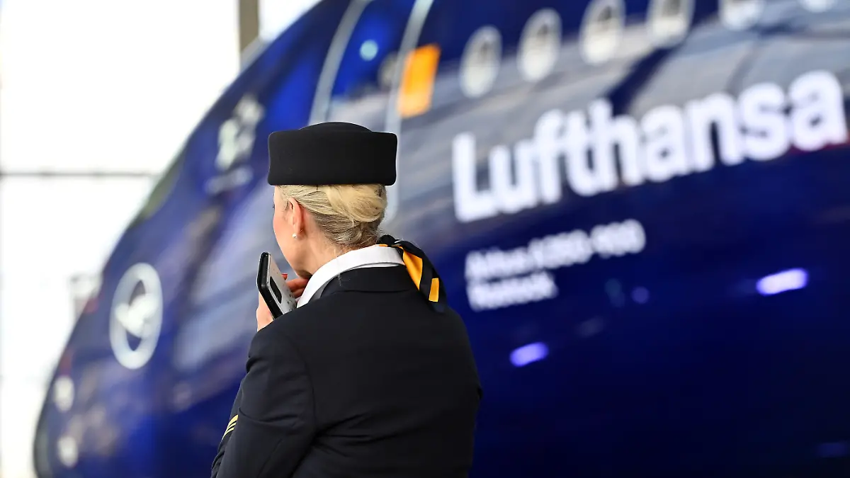 Tarifkonflikt:Lufthansa Kabinenpersonal der Lufthansa streikt Freitag, 10.04.2026.ARCHIVFOTO; Stewardess vor Lufthansa Jet Airbus A 350 - 900 Rostock.Crew,Kabinenpersonal. ?