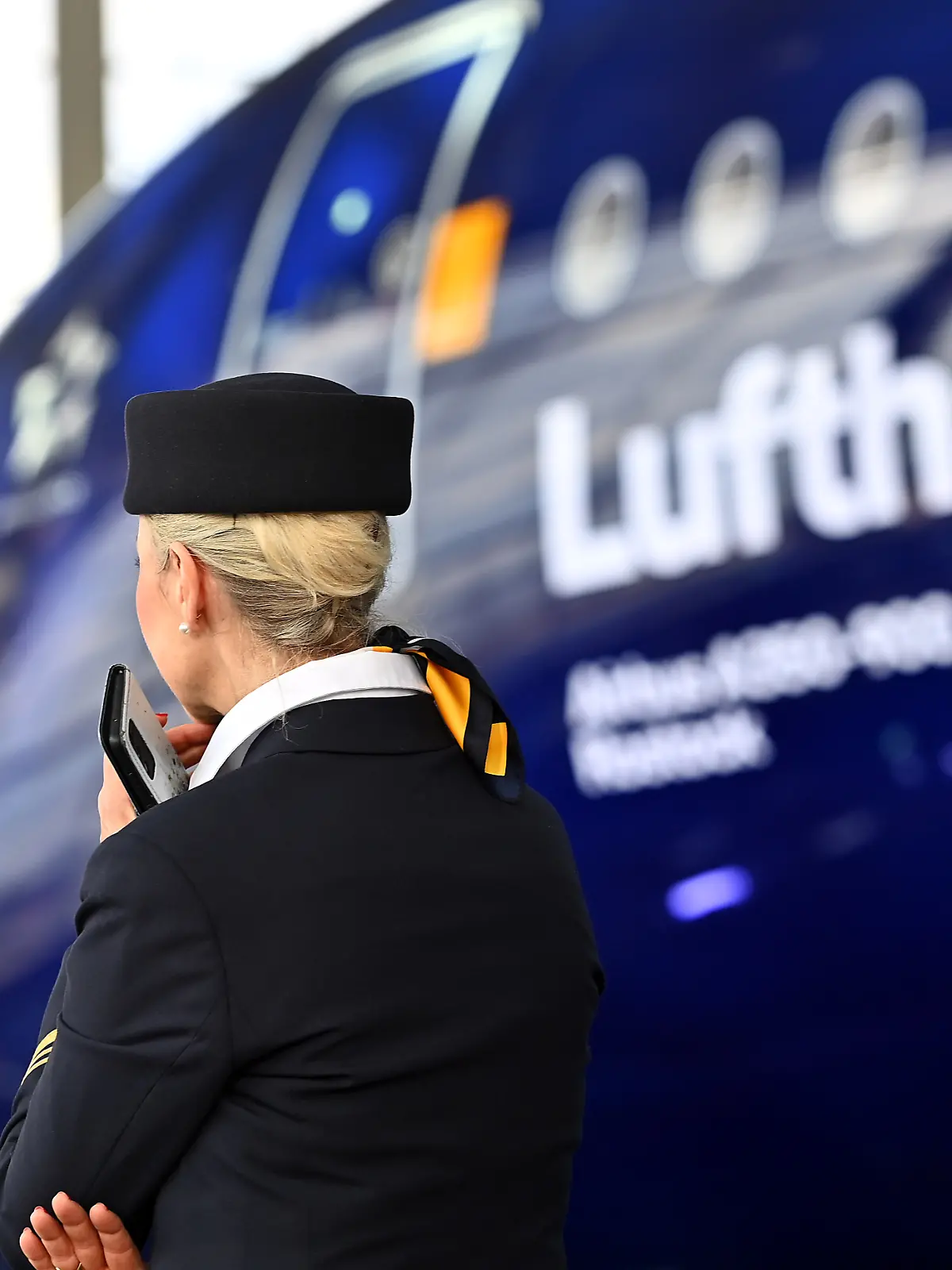 Tarifkonflikt:Lufthansa Kabinenpersonal der Lufthansa streikt Freitag, 10.04.2026.ARCHIVFOTO; Stewardess vor Lufthansa Jet Airbus A 350 - 900 Rostock.Crew,Kabinenpersonal. ?