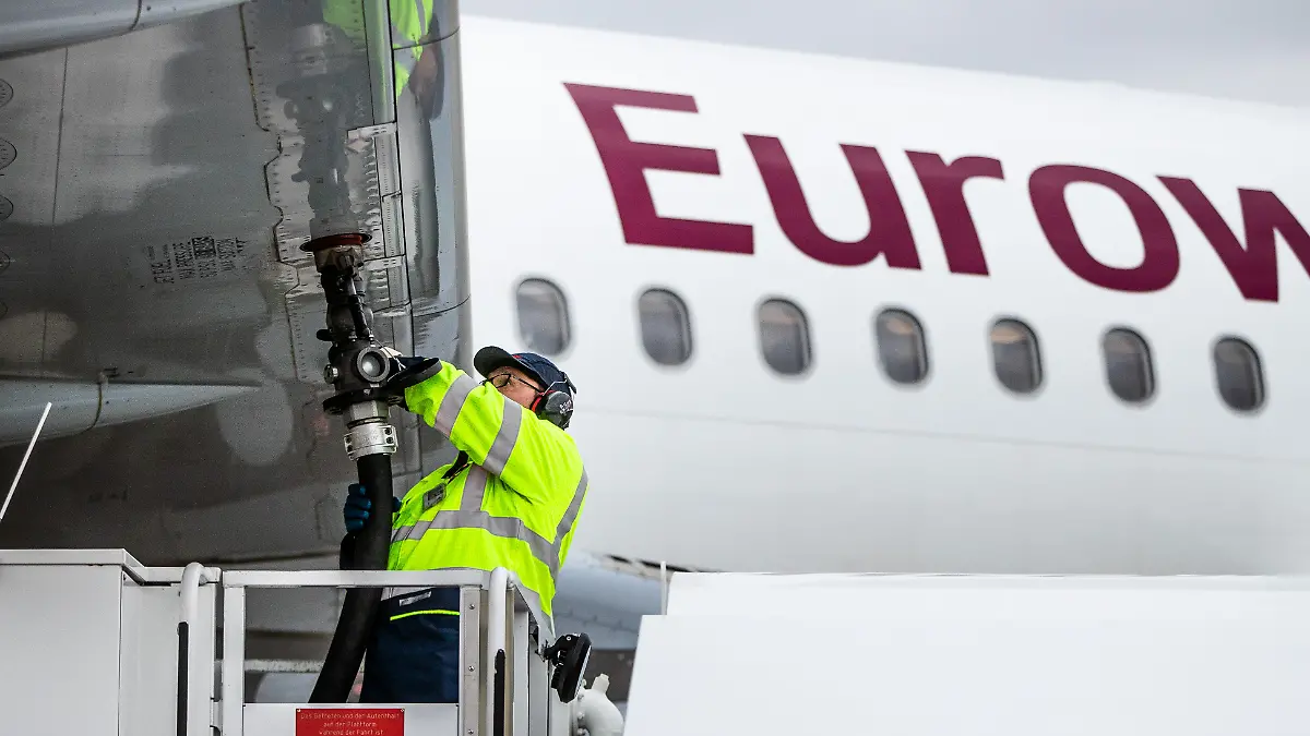 Ein Flugzeug vom Typ Airbus A320 der Fluggesellschaft Eurowings wird am Flughafen Stuttgart mit Kerosin vom Typ Jet A-1 betankt. Ab dem 5. Februar 2023 will die Europäische Union keine Erdölprodukte wie Diesel, Benzin oder Schmierstoffe mehr aus Russland abnehmen.