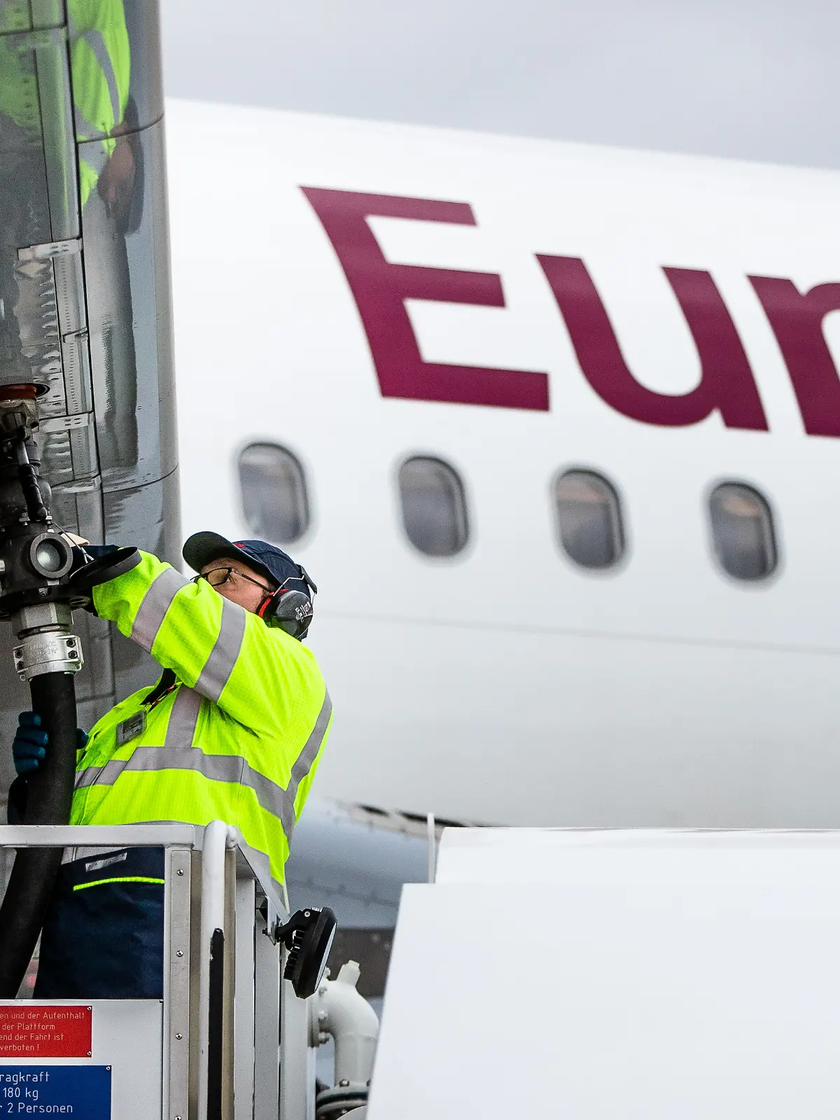 Ein Flugzeug vom Typ Airbus A320 der Fluggesellschaft Eurowings wird am Flughafen Stuttgart mit Kerosin vom Typ Jet A-1 betankt. Ab dem 5. Februar 2023 will die Europäische Union keine Erdölprodukte wie Diesel, Benzin oder Schmierstoffe mehr aus Russland abnehmen.