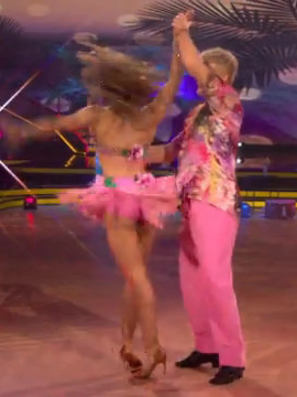 Bild zu: "Samba mit Sommerflair: Ross und Mariia versprühen im Tropicana-Look pure Urlaubslaune"