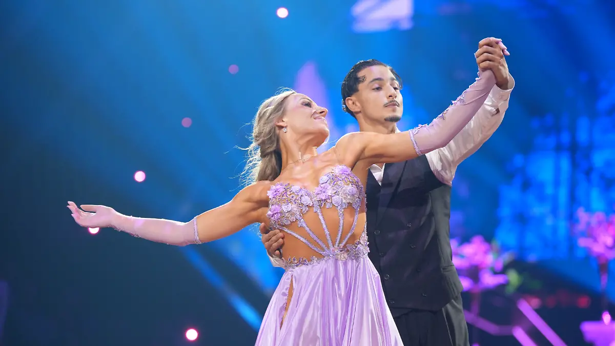 Milano und Marta Arndt tanzen einen Slowfox zu „Daisies” von Justin Bieber