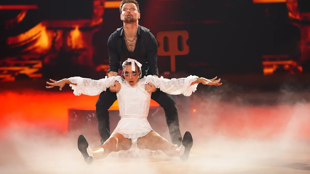Nadja Benaissa und Vadim Garbuzov tanzen einen Charleston zu „Bloody Mary” von Lady Gaga