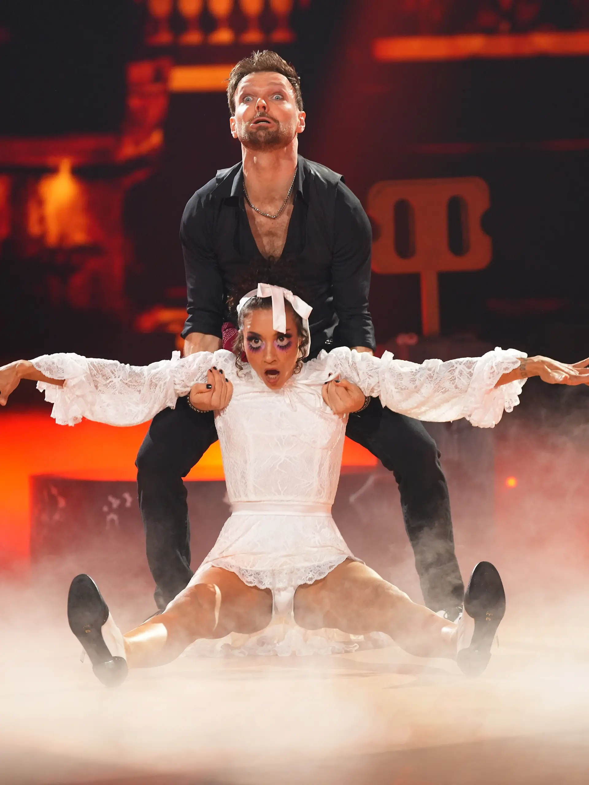 Nadja Benaissa und Vadim Garbuzov tanzen einen Charleston zu „Bloody Mary” von Lady Gaga