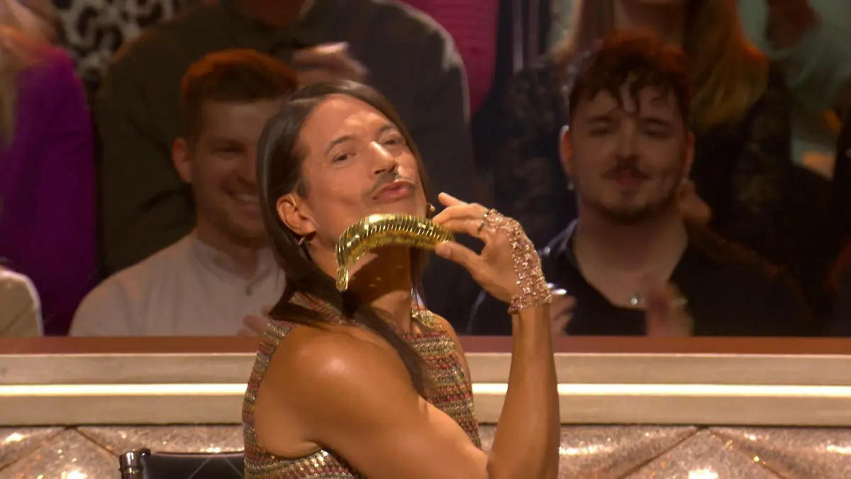 Jorge González holt seine goldene Banane raus