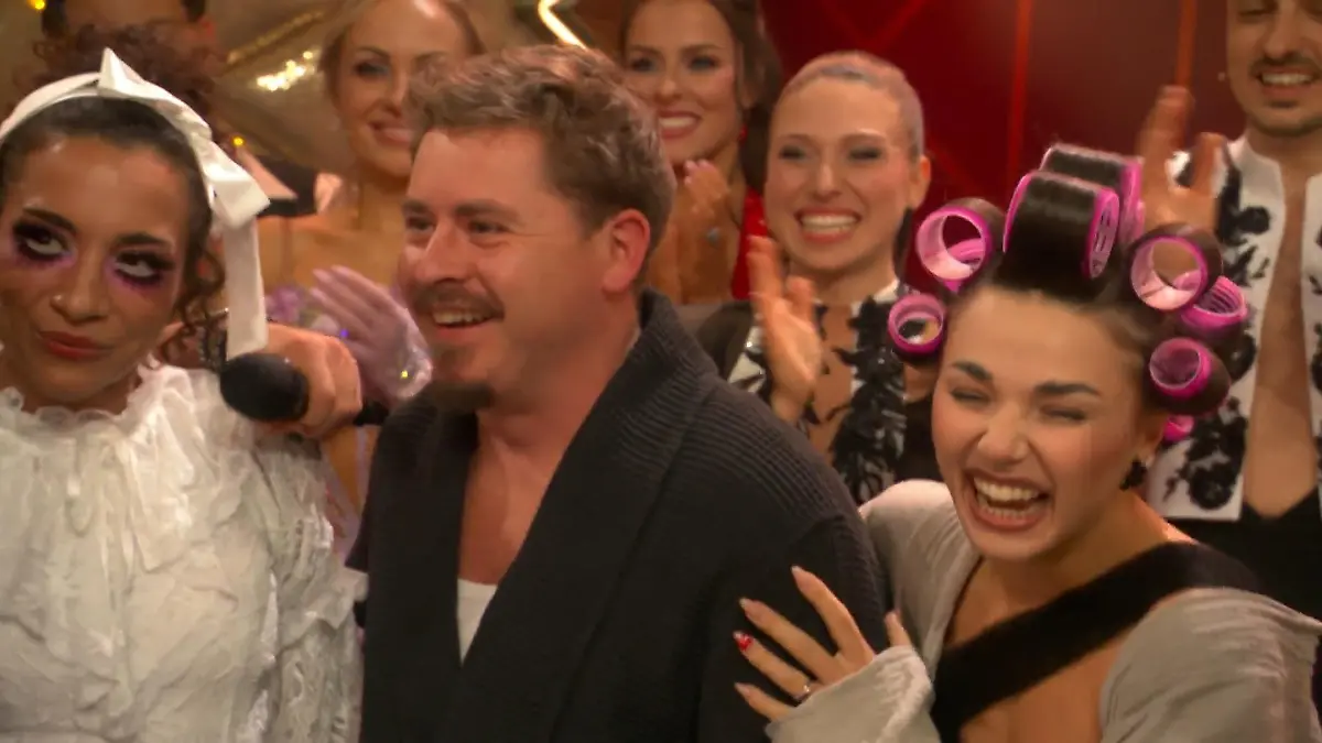 Hier trifft Gustav endlich bei "Let's Dance" ein Nach seinem Auftritt mit "Tokio Hotel"