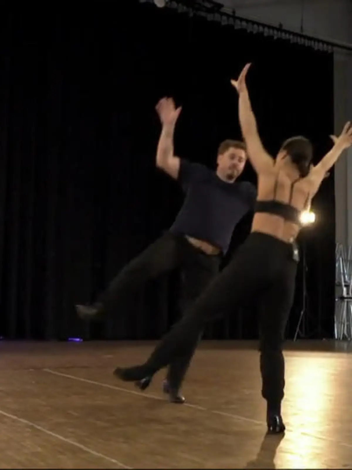 Bild zu: "Charleston unter Druck: Können Gustav und Anastasia nach dem Wackler zurückschlagen?"