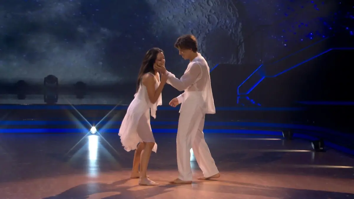 Joachim Llambi steht auf! Joel Mattli begeistert mit seinem Contemporary Let’s Dance 2026 - Show 5