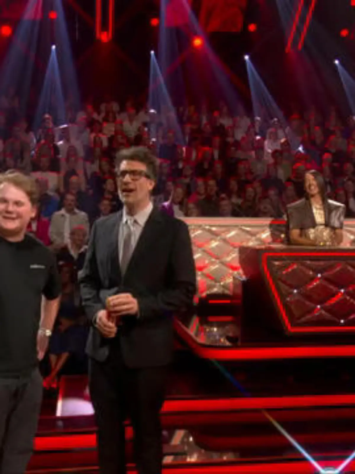 Bild zu: "Schauspieler Julius Weckauf bringt heute das Voting-Ergebnis auf das Parkett"