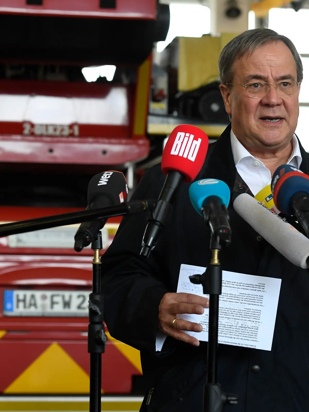15.07.2021, Nordrhein-Westfalen, Hagen: Der nordrhein-westfälische Ministerpräsident Armin Laschet (CDU) unterrichtet die Medien, nachdem er sich ein Bild von der Lage in der Stadt gemacht hat. Starkregen hatte zu Überschwemmungen in der Stadt geführt. Foto: Roberto Pfeil/dpa +++ dpa-Bildfunk +++