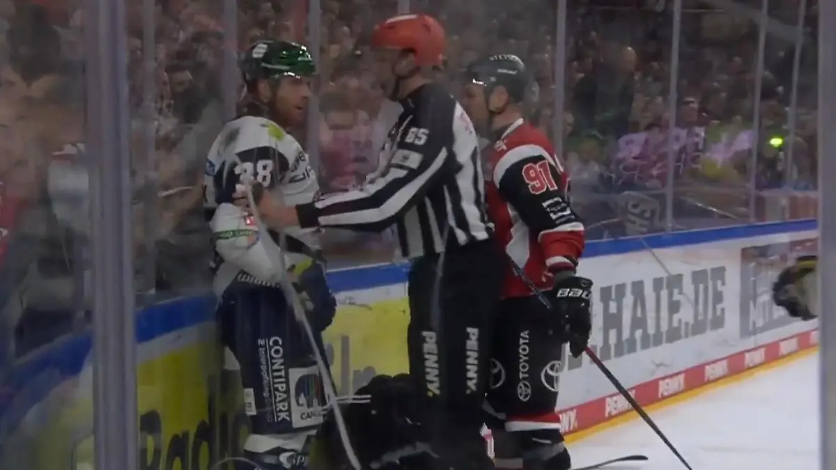 Schock auf dem Eis! Fiese Attacke auf Eishockeyspieler – ungeschützt von hinten Kölner Haie und Eisbären Berlin in Playoffs