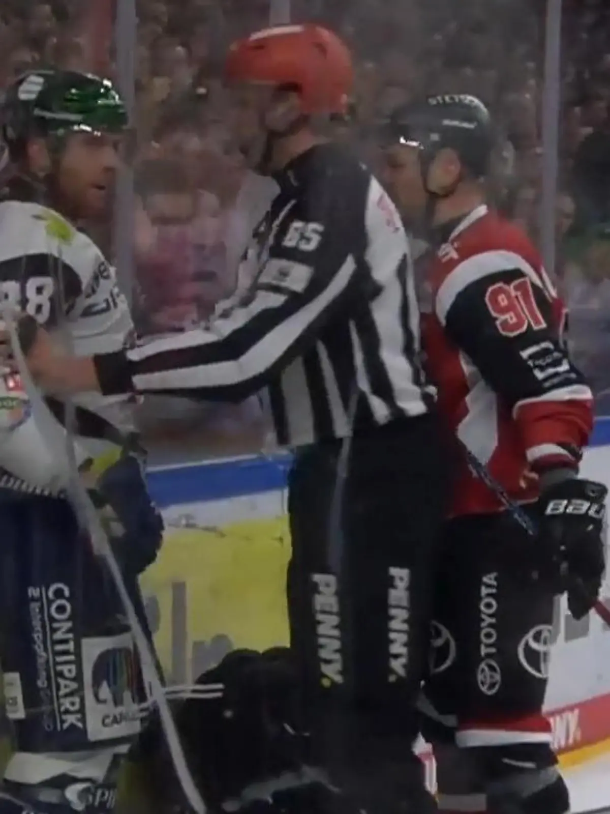 Bild zu: "Schock auf dem Eis! Fiese Attacke auf Eishockeyspieler – ungeschützt von hinten"