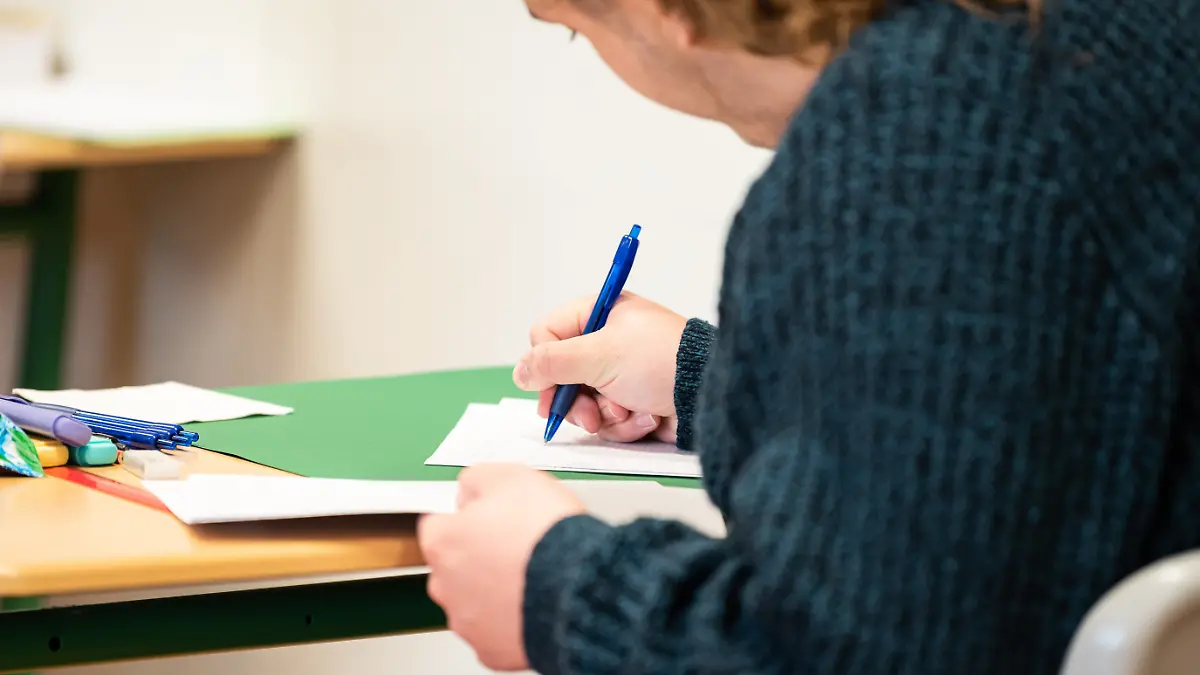 Ein Schüler sitzt während einer schriftlichen Prüfung in einem Klassenzimmer. Bei den Prüfungen in diesem Sommer zur Mittleren Reife in Mecklenburg-Vorpommern zeigte sich, dass Deutsch und Mathematik weiter Problemfächer an den Schulen des Landes sind. (zu dpa: «Wieder mehr Schüler mit Mittlerer Reife - Problemfächer bleiben») +++ dpa-Bildfunk +++