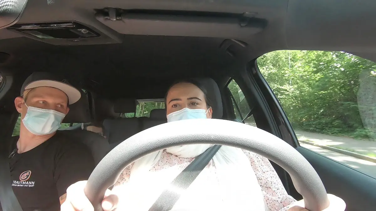 Annie Moughal am Steuer bei ihrer praktischen Fahrstunde mit Fahrlehrer Mats Wöhler.