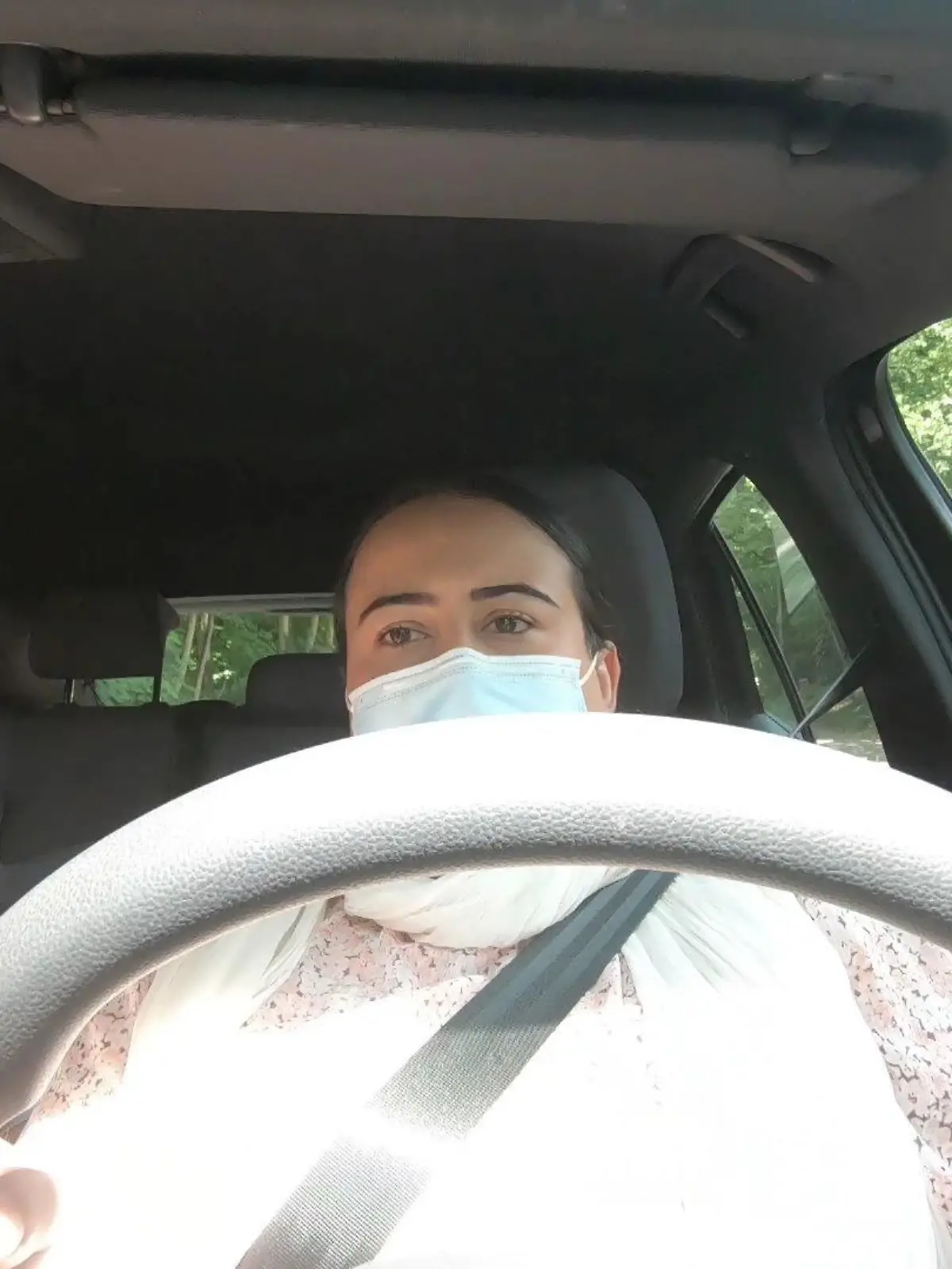 Annie Moughal am Steuer bei ihrer praktischen Fahrstunde mit Fahrlehrer Mats Wöhler.