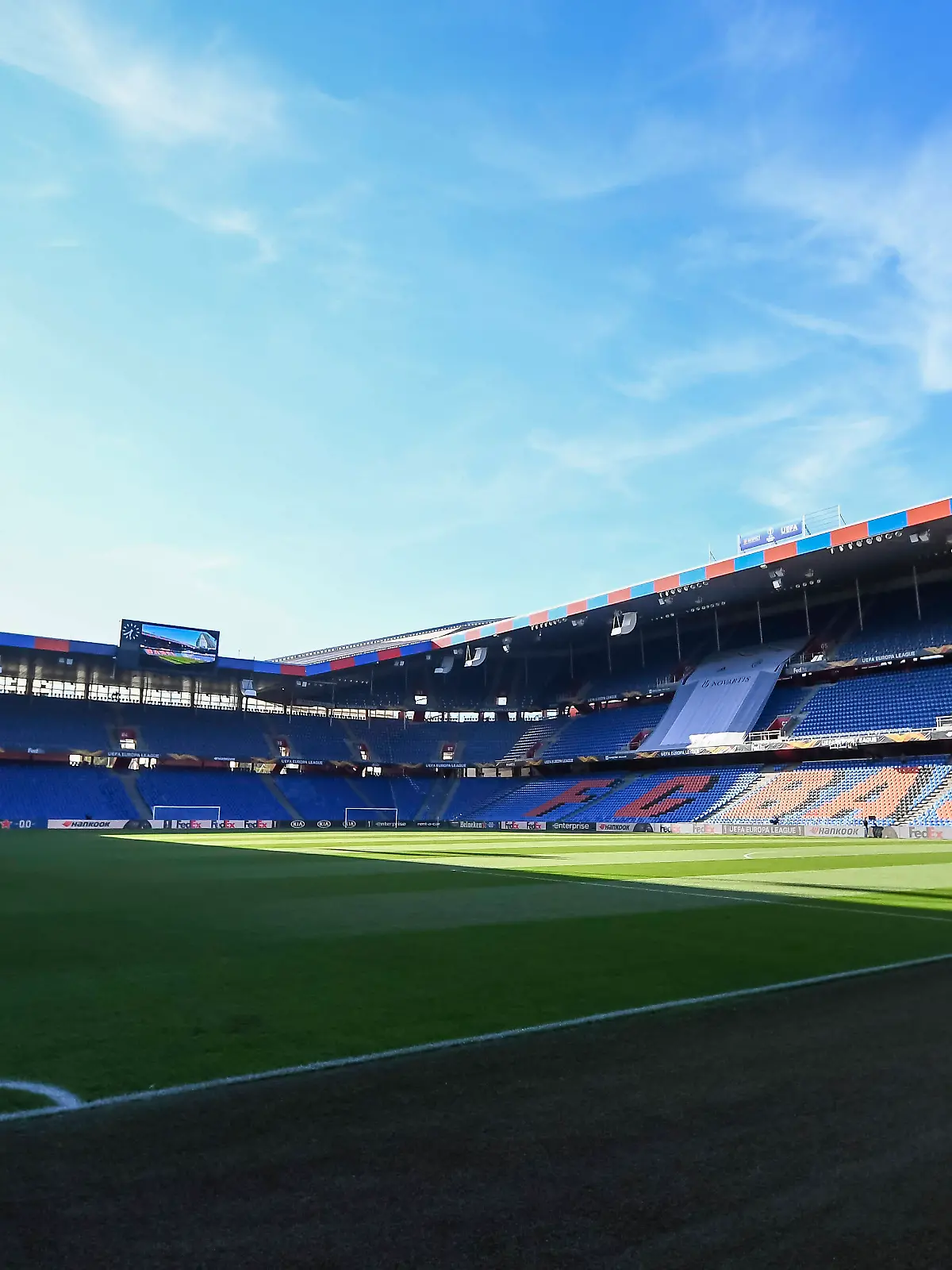 Ein Brand hat die Garderobenräume, die Materialräume und mehr des FC Basel zerstört.