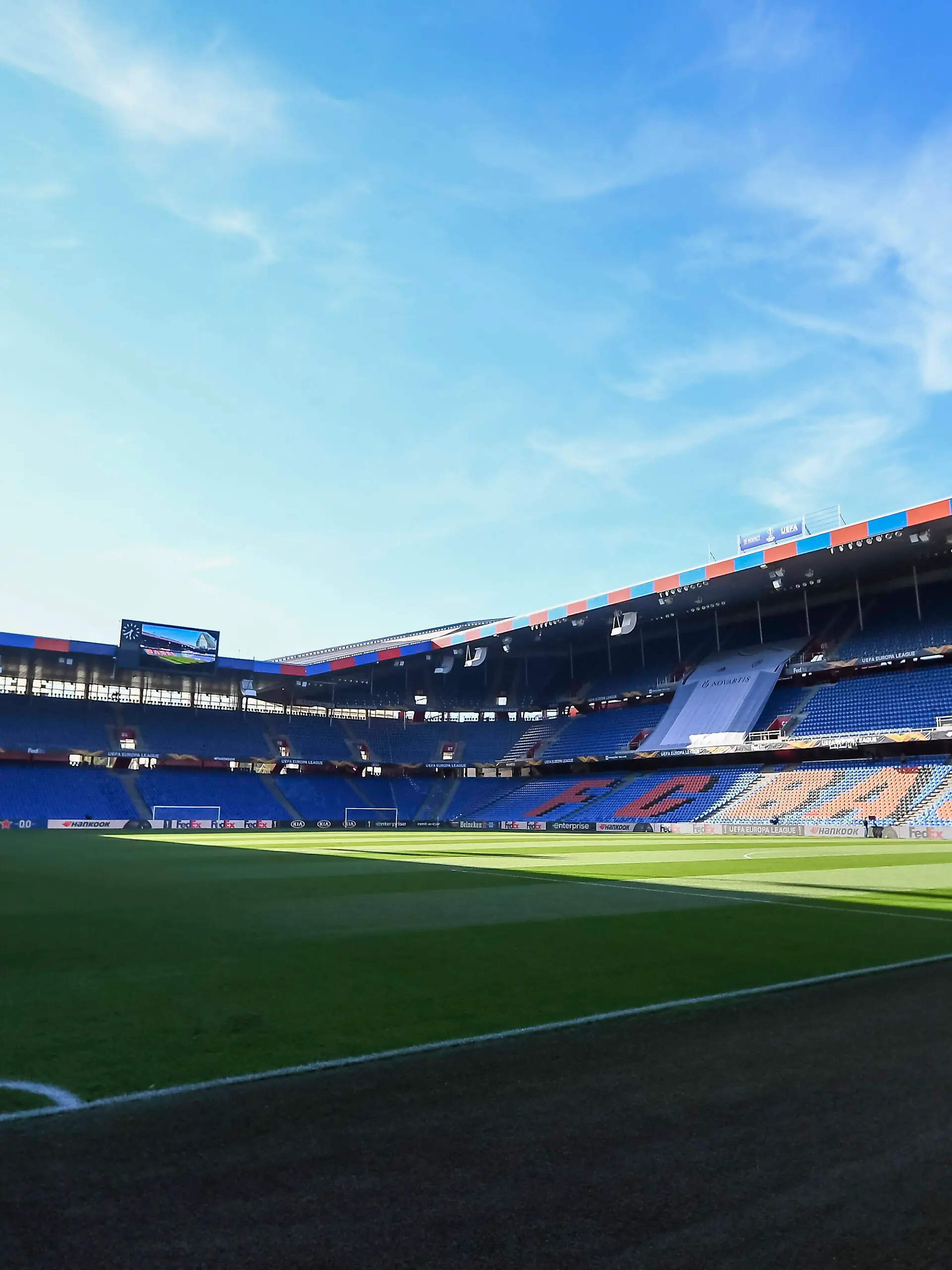 Ein Brand hat die Garderobenräume, die Materialräume und mehr des FC Basel zerstört.