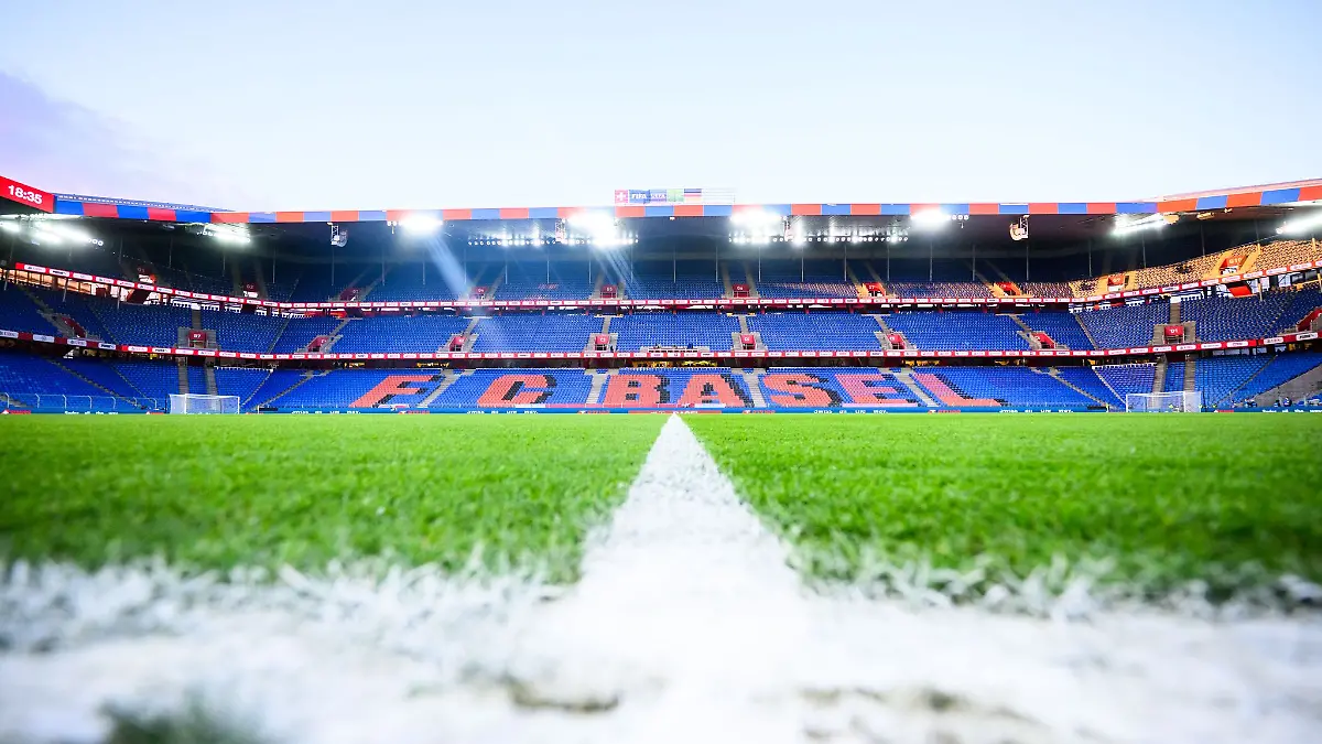 Im Stadion des FC Basel vernichtete ein Feuer im Kabinentrakt Fußballschuhe und Trikots. (Archivbild)