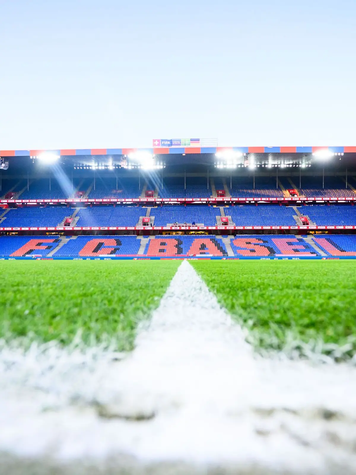 Bild zu: "Spiel nach Feuer abgesagt: FC Basel ohne Schuhe und Trikots"