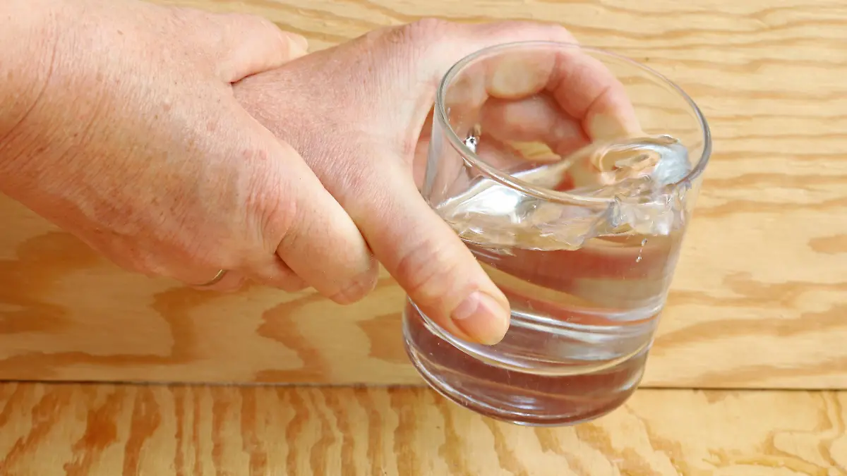 in a woman with parkinson s shaking hands so much that she spills a glass of water. strongly trembling hands of a woman PUBLICATIONxINxGERxSUIxAUTxONLY Copyright: xAstrid08x Panthermedia25230566