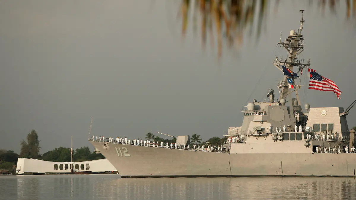 The USS Michael Murphy passes the USS Arizona Memorial during the 71st anniversary of the attack on Pearl Harbor at the WW II Valor in the Pacific National Monument in Honolulu, Hawaii December 7, 2012. REUTERS/Hugh Gentry (UNITED STATES - Tags: ANNIVERSARY CONFLICT MARITIME)