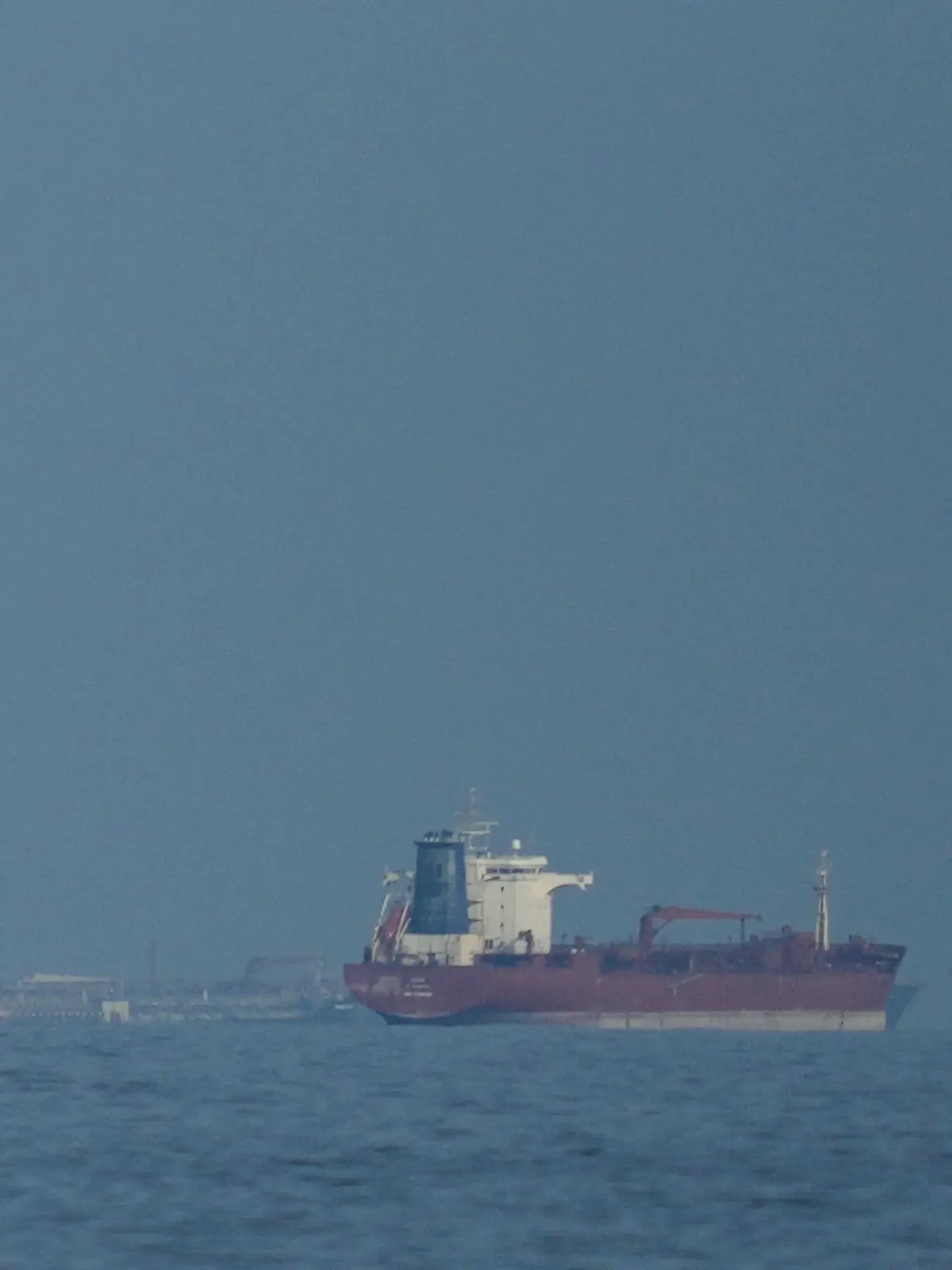 Öltanker und Frachtschiffe reihen sich in der Straße von Hormus auf, gesehen von Khor Fakkan. (Symbolbild) (zu dpa: «Iran-Krieg: Angespannte Lage trotz Waffenruhe») +++ dpa-Bildfunk +++