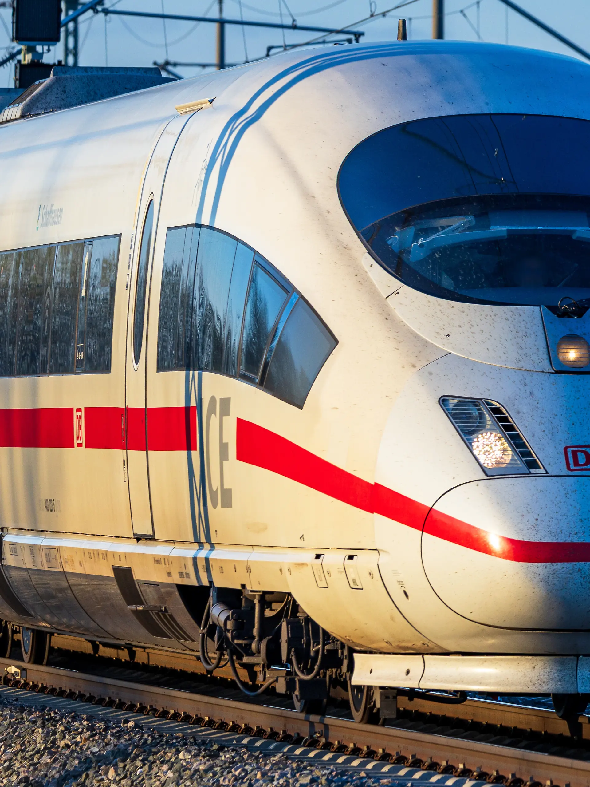 Ein ICE 3 der Deutschen Bahn faehrt aus Berlin kommend auf der Strecke zwischen Erlangen und Fuerth in Richtung Nuernberg und Muenchen. Die Aufnahme zeigt den Hochgeschwindigkeitszug am Abend kurz vor Sonnenuntergang im Fruehjahr als Detailansicht auf elektrifizierter Bahnstrecke. Zugverkehr auf der Strecke zwischen Bamberg und Nuernberg, Kleingruendlach, 02.04.2026 Foto:Eibner/Ardan Fuessmann