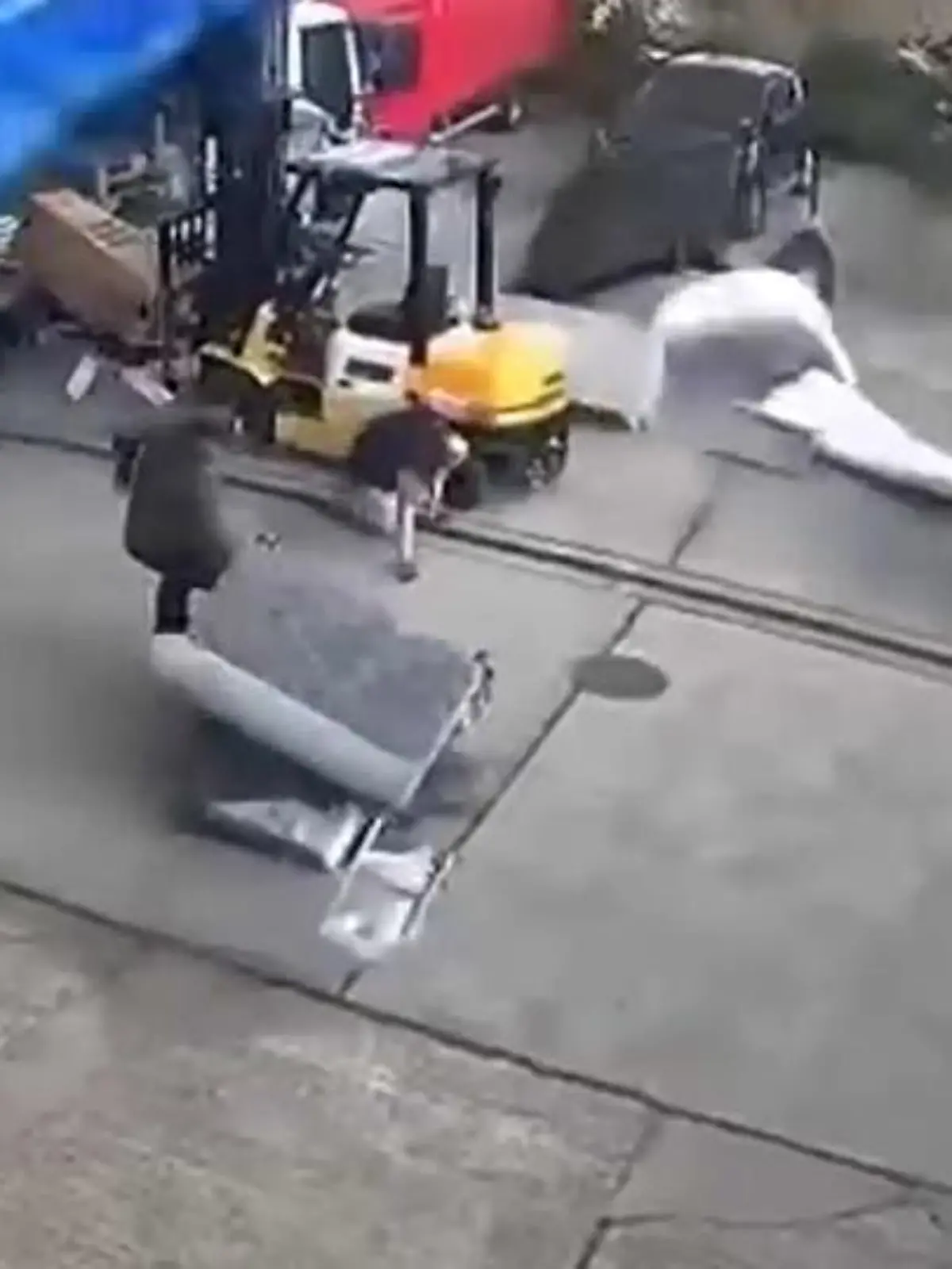In einem Dorf im Osten Englands, kämpfen zwei Männer gegen einen Tornado und umherfliegende Möbel.