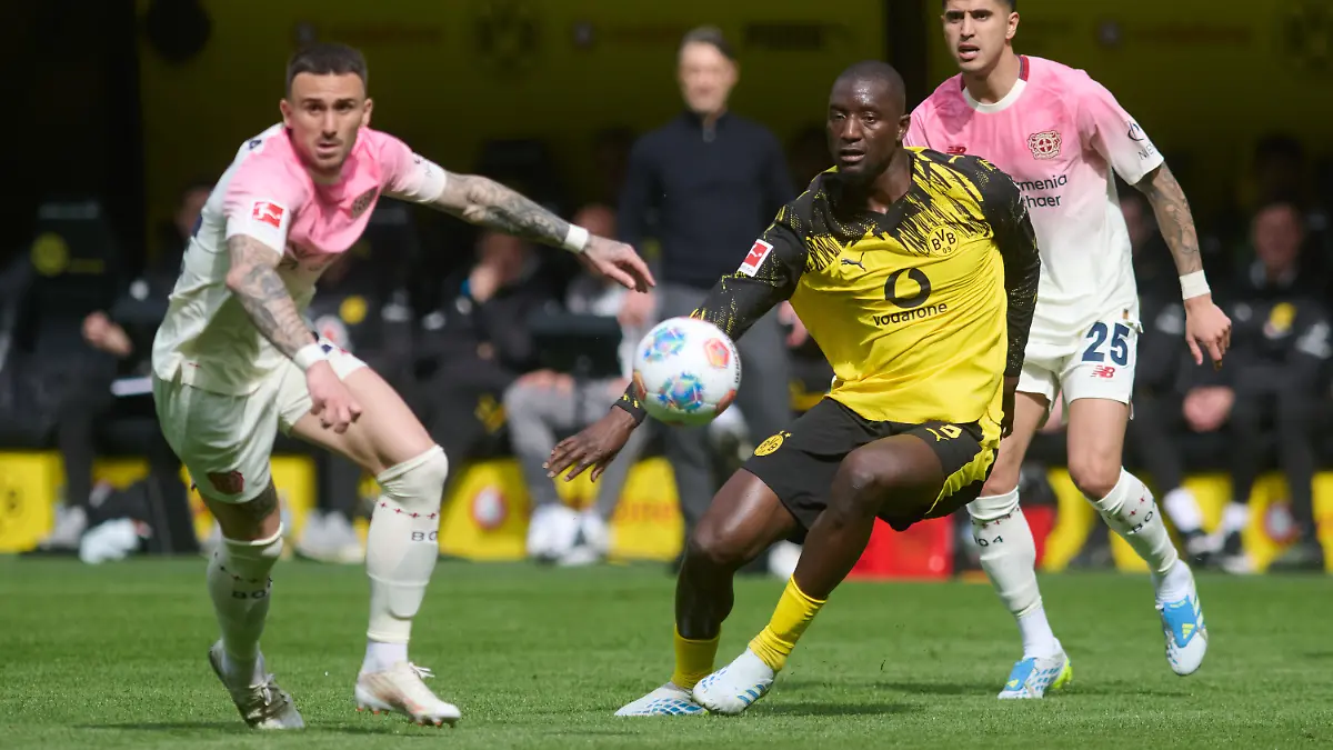 11.04.2026, Nordrhein-Westfalen, Dortmund: Fußball, Männer: Bundesliga, Borussia Dortmund - Bayer Leverkusen, 29. Spieltag, Signal Iduna Park. Aleix Garcia (Bayer Leverkusen, l.) und Serhou Guirassy (Borussia Dortmund) in Aktion. Foto: Bernd Thissen/dpa - WICHTIGER HINWEIS: Gemäß den Vorgaben der DFL Deutsche Fußball Liga bzw. des DFB Deutscher Fußball-Bund ist es untersagt, in dem Stadion und/oder vom Spiel angefertigte Fotoaufnahmen in Form von Sequenzbildern und/oder videoähnlichen Fotostrecken zu verwerten bzw. verwerten zu lassen. +++ dpa-Bildfunk +++