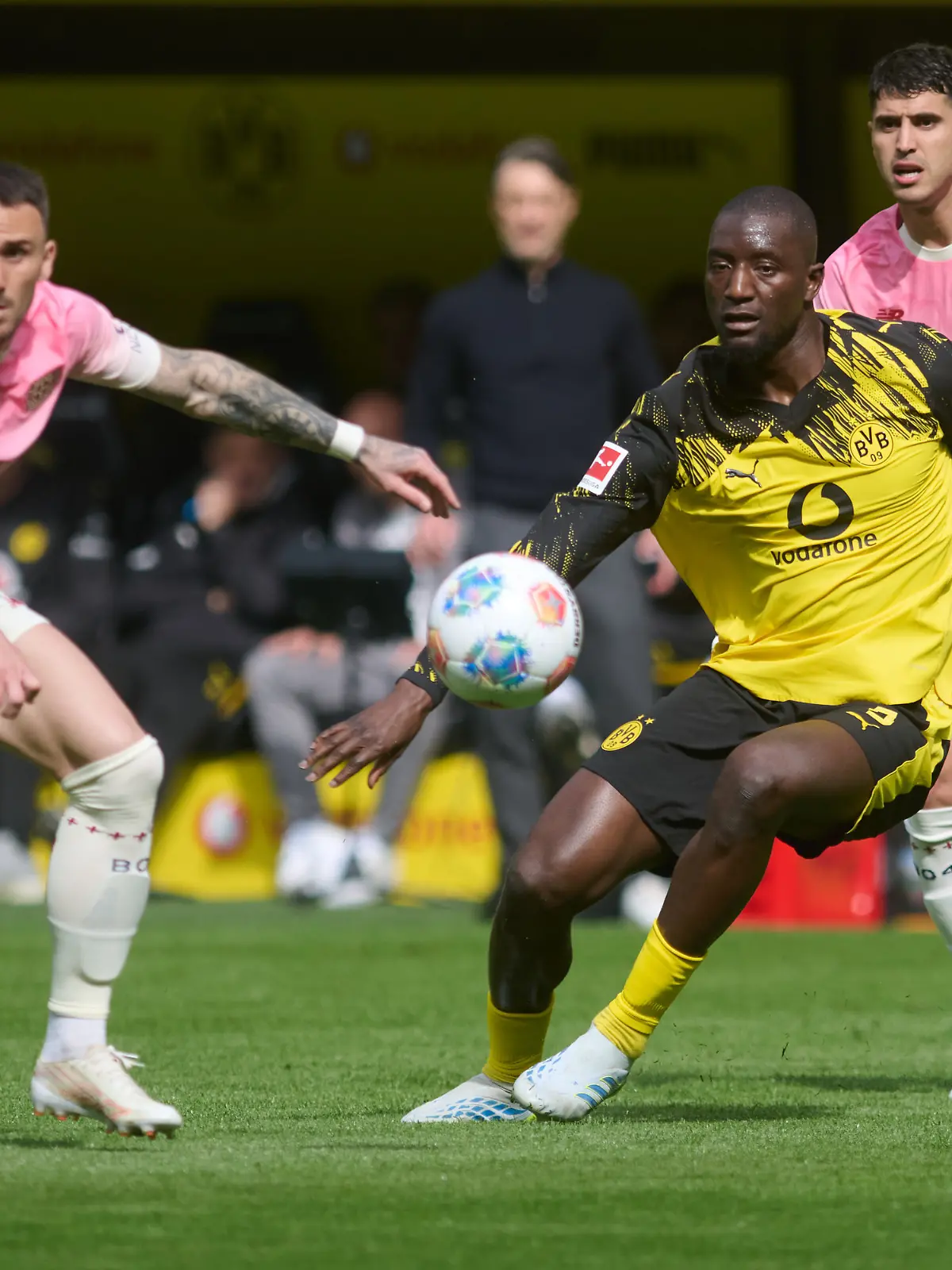 11.04.2026, Nordrhein-Westfalen, Dortmund: Fußball, Männer: Bundesliga, Borussia Dortmund - Bayer Leverkusen, 29. Spieltag, Signal Iduna Park. Aleix Garcia (Bayer Leverkusen, l.) und Serhou Guirassy (Borussia Dortmund) in Aktion. Foto: Bernd Thissen/dpa - WICHTIGER HINWEIS: Gemäß den Vorgaben der DFL Deutsche Fußball Liga bzw. des DFB Deutscher Fußball-Bund ist es untersagt, in dem Stadion und/oder vom Spiel angefertigte Fotoaufnahmen in Form von Sequenzbildern und/oder videoähnlichen Fotostrecken zu verwerten bzw. verwerten zu lassen. +++ dpa-Bildfunk +++