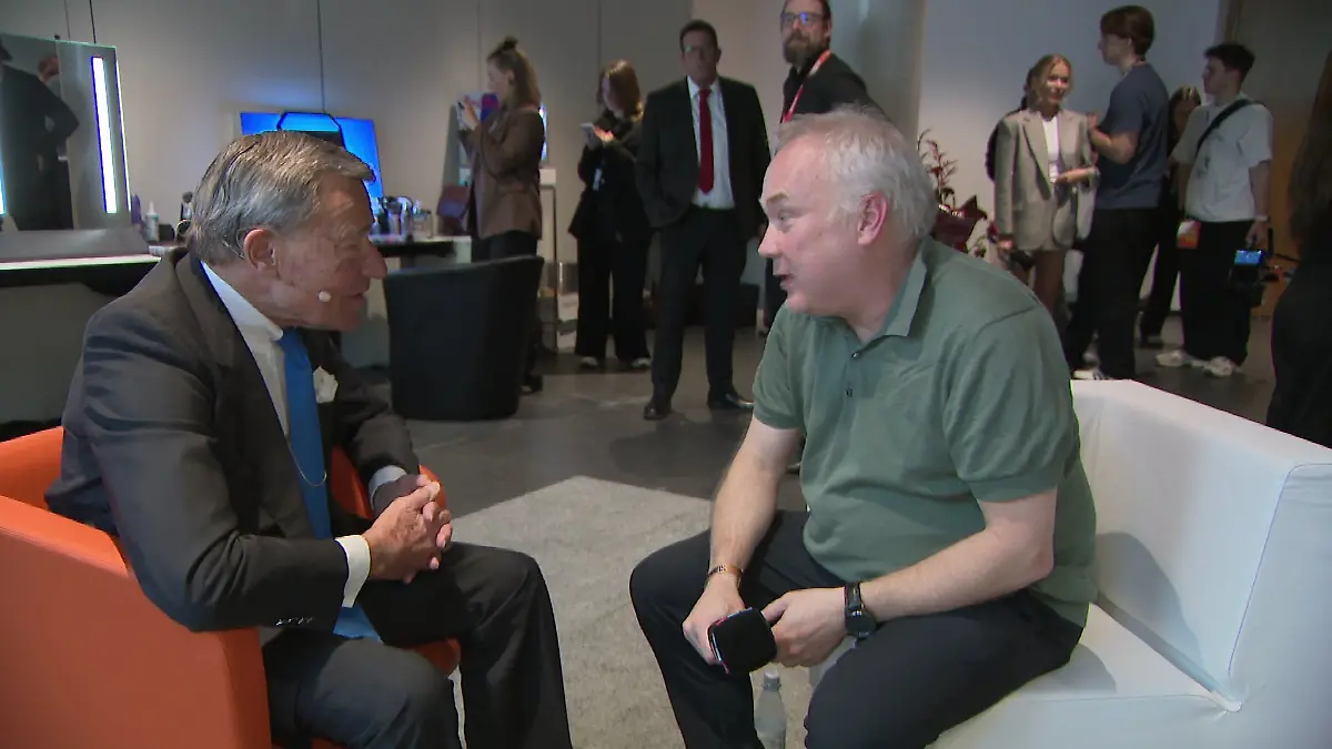 Wolfgang Grupp im Gespräch mit RTL-Reporter Jens Prewo. 