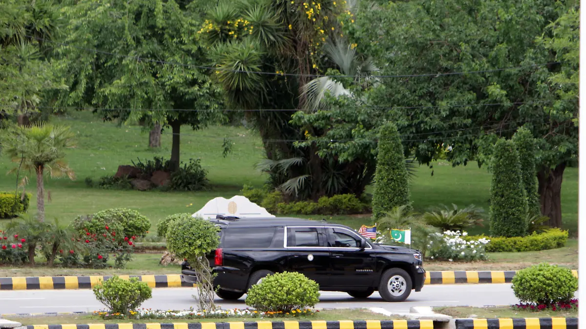 ISLAMABAD, PAKISTAN, APRIL 11: A motorcade believed to be carrying US Vice President JD Vance makes its way ahead of US-Iran peace talks in Islamabad on April 11, 2026. Delegations from Iran and the United States headed by US Vice president JD Vance have arrived in Islamabad for talks hosted by Pakistani prime minister Shehbaz Sharif and Field Marshal Asim Munir in Islamabad. Muhammad Reza / Anadolu