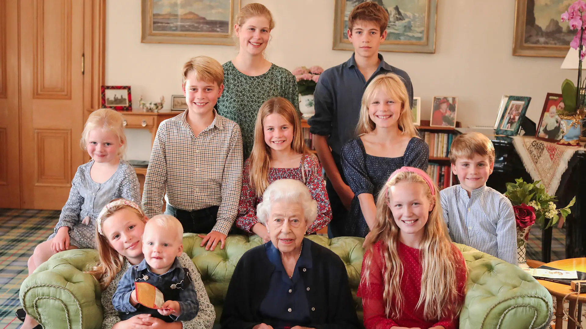 Queen Elizabeth mit Enkeln und Urenkeln. Hinten rechts: James Mountbatten-Windsor.