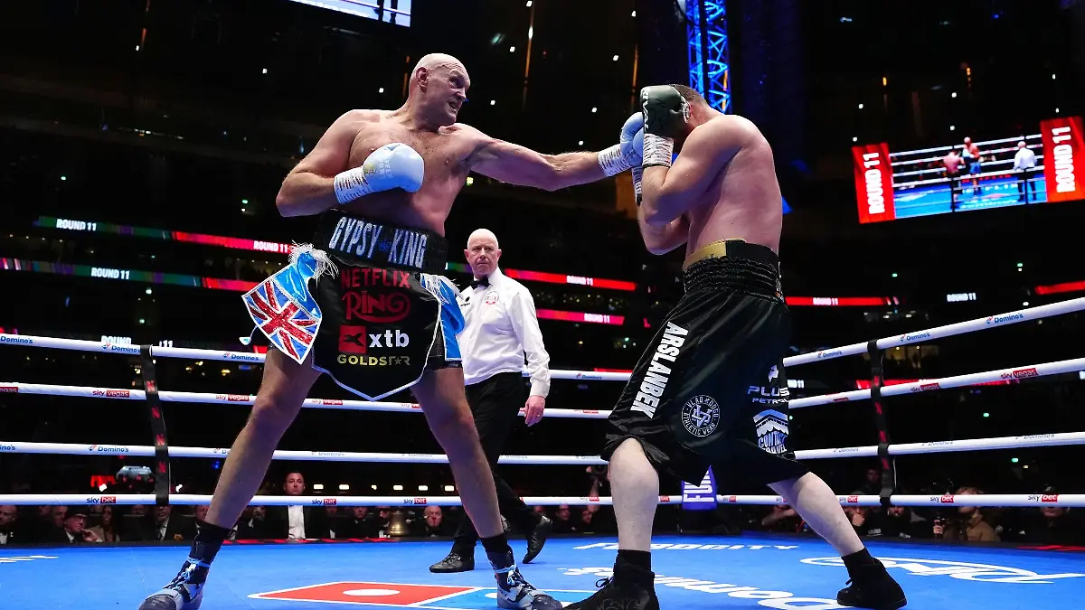 Ungefährdeter Sieg: Tyson Fury (l) im Ring gegen Arslanbek Machmudow.
